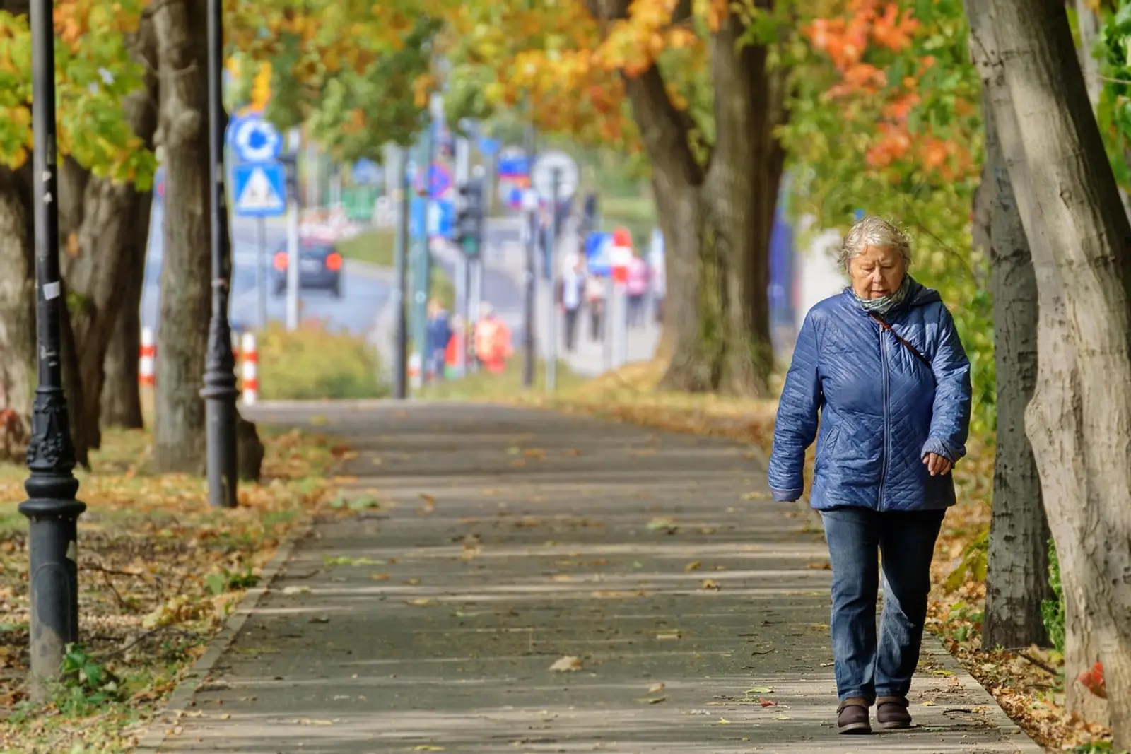 Frau geht mittags eine Runde spazieren. Ein Wenn-Dann-Plan wird im Alltag ausgeführt