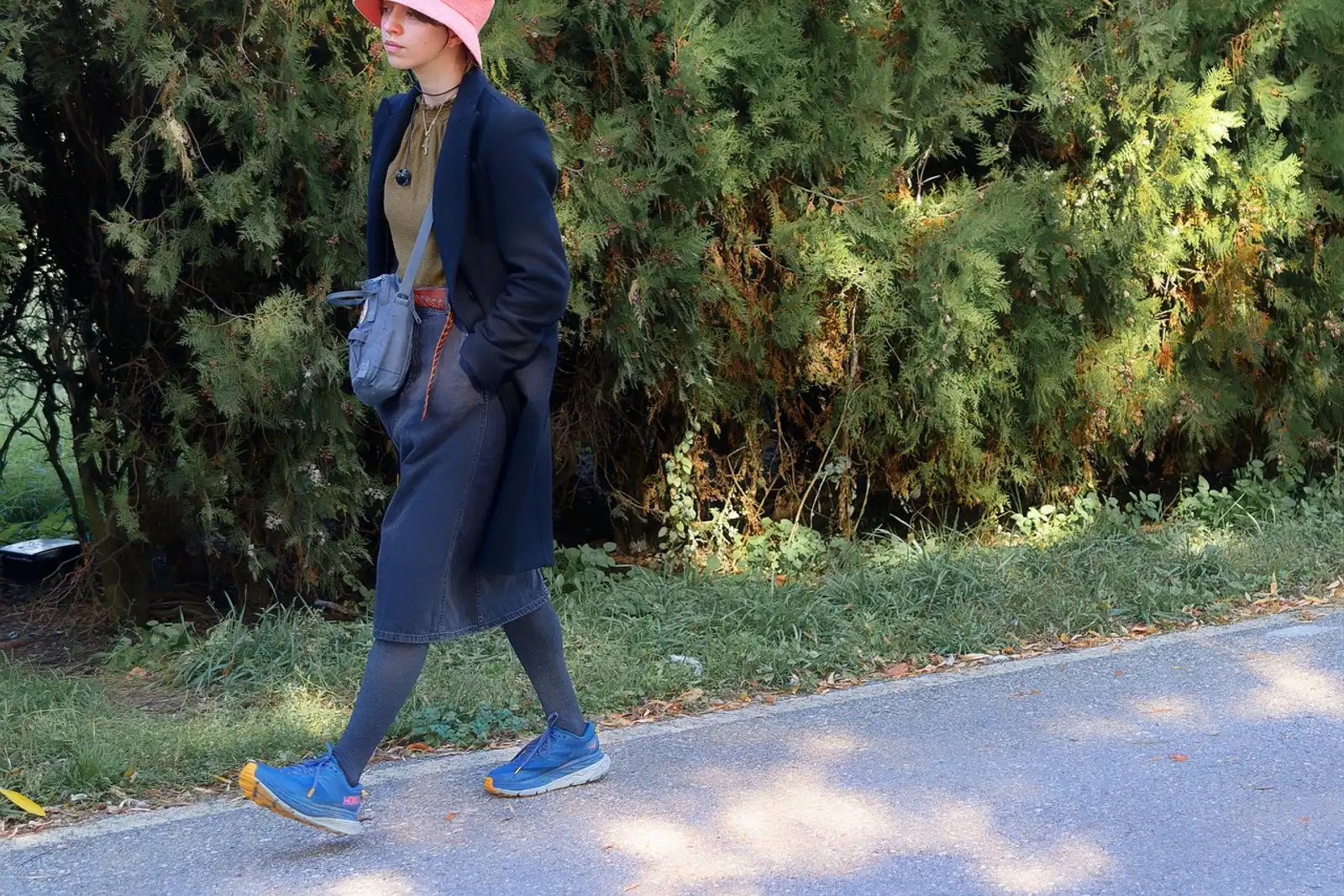Frau geht morgens zügig durch den Park: regelmäßige Bewegung baut Stresshormone ab